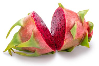 Beyaz arka planda yarı izole edilmiş ejderha meyvesi. Dosya kırpma yolları içeriyor.