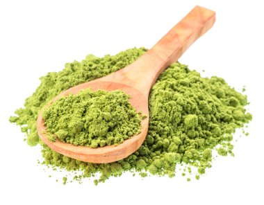 Tahta kaşık kibrit çayı, beyaz arka planda ince toprak tozu yeşil çay. Dosya kırpma yolu içeriyor.