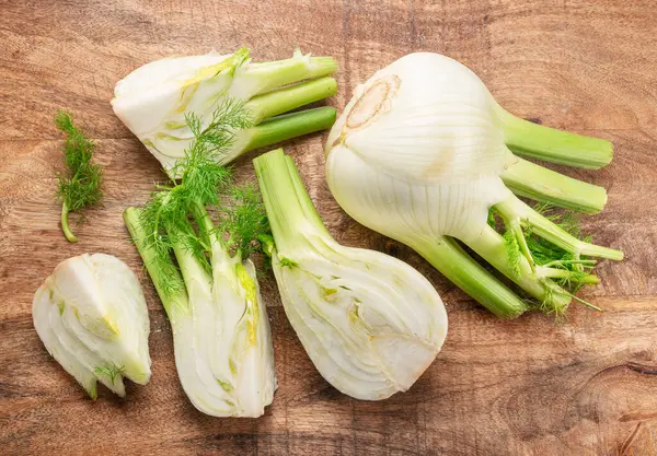 Floransa rezene ampulleri ya da ahşap masa manzaralı finocchio ampulleri.