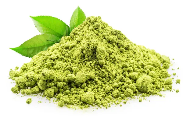 Kibrit çayı, ince öğütülmüş toz ve beyaz arka planda yeşil çay yaprakları. Dosya kırpma yolu içeriyor.