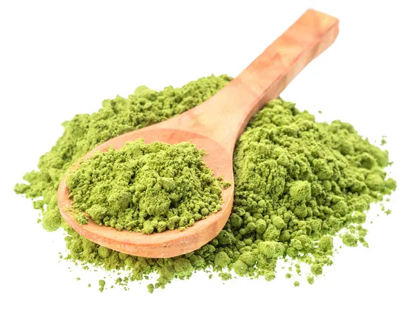 Tahta kaşık kibrit çayı, beyaz arka planda ince toprak tozu yeşil çay. Dosya kırpma yolu içeriyor.