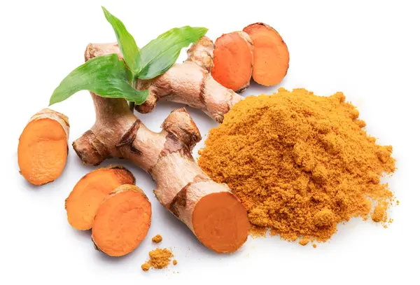 Beyaz arka planda zerdeçal rizom dilimleri, zerdeçal tozu ve yeşil yapraklar. Dosya kırpma yolu içeriyor.