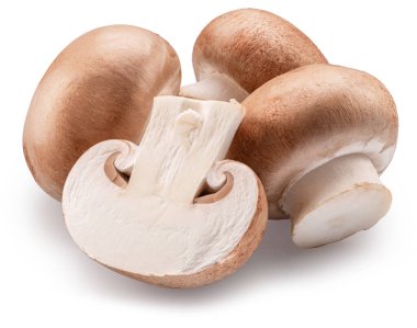 Kahverengi şampiyon mantarları ve beyaz arka planda yarım kesilmiş mantarlar. Dosya kırpma yolu içeriyor.