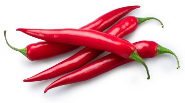 Beyaz arka planda izole edilmiş taze kırmızı kırmızı kırmızı biber. Dosya kırpma yolları içeriyor.