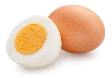 Kabuksuz yumurta grubu ve beyaz arka planda haşlanmış tavuk yumurtası. Dosya kırpma yolları içeriyor.