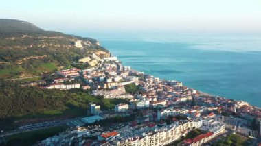 Sesimbra şehrinin hava görüntüsü videosu; Portekiz.