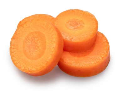 Beyaz arka planda izole edilmiş kırmızı havuç dilimleri. Dosya kırpma yolları içeriyor.