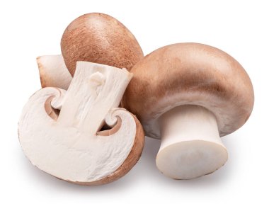 Kahverengi şampiyon mantarları ve beyaz arka planda yarım kesilmiş mantarlar. Dosya kırpma yolu içeriyor.