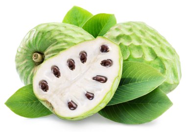 Beyaz arka planda izole edilmiş Cherimoya ya da muhallebi elması ve bir dilim meyve. Kesme yolu