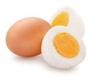 Kabuksuz yumurta ve haşlanmış tavuk yumurtası grubu beyaz arka planda ikiye bölünmüş. Dosya kırpma yolları içeriyor.