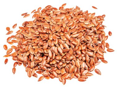 Beyaz zemin üzerinde izole keten tohumu veya keten tohumu yığını, üst görünüm. Dosya kırpma yolları içeriyor.