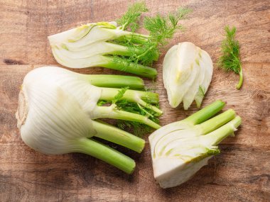 Floransa rezene ampulleri ya da ahşap masa manzaralı finocchio ampulleri.