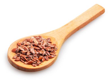 Beyaz arka planda izole edilmiş tahta kaşıkta keten tohumu veya keten tohumu. Dosya kırpma yolu içeriyor.