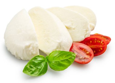 Beyaz arka planda fesleğen yapraklı dilimlenmiş mozzarella peyniri ve kiraz domatesleri. Dosya kırpma yolu içeriyor.