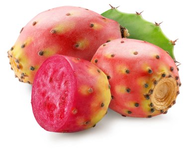 Opuntia meyvesi veya dikenli armut kaktüsü ve beyaz arka planda izole edilmiş opuntia dilimleri. Dosya kırpma yolu içeriyor.