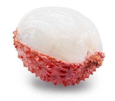 Beyaz arka planda yarı soyulmuş bir liçi meyvesi. Dosya kırpma yolu içeriyor.