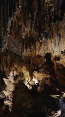 Nerja Mağaraları; Malaga; İspanya; Haziran 2024. Güzel sarkıtları olan doğal sanat eserleri, dikitler ve diğer kaya oluşumları.. 