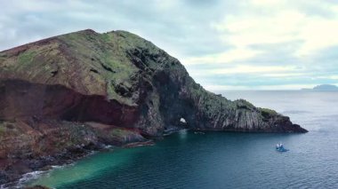 Ponta de So Loureno 'nun muhteşem kıyı şeridi ve çarpıcı manzarasının insansız hava aracı görüntüsü, Madeira Adası' nın en doğu noktası, dramatik manzaralar ve okyanus manzaralarıyla çevrili unutulmaz lüks kaçış..