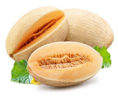 Beyaz oval kavunlar ve kavun kesimi beyaz arka planda izole edilmiş. Dosya kırpma yolu içeriyor.