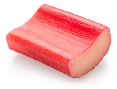 Beyaz arka planda kırmızı ravent sapı kesikleri. Dosya kırpma yolu içeriyor.