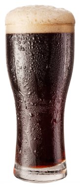 Bira köpüklü ve beyaz arka planda izole edilmiş bir bardak soğuk koyu bira. Kesme yolu.