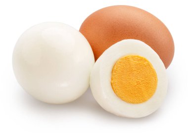 Haşlanmış tavuk yumurtası ve beyaz arka planda sarı sert sarısı olan yarım yumurta. Dosya kırpma yolu içeriyor.