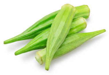 Bamya yeşili tohumlar beyaz arka planda izole edilmiş. Dosya kırpma yolu içeriyor.