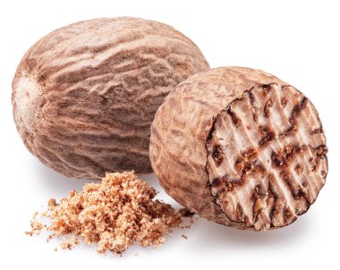 Nutmeg yarımları ve beyaz arkaplanda hindistan cevizi yığını. Dosya kırpma yolları içeriyor.