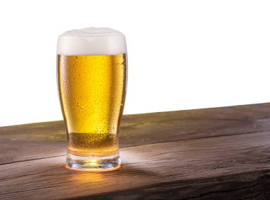 Bira köpüklü soğuk hafif bira ve beyaz arka planda izole edilmiş gaz baloncukları. Kesme yolu.