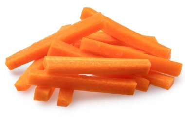 Beyaz arka planda izole edilmiş kırmızı havuç ya da havuç dilimleri. Dosya kırpma yolları içeriyor.