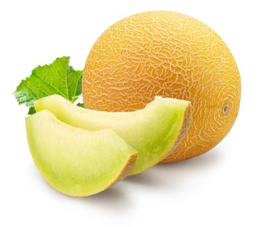 Galia kavunu ve kavun dilimleri ve beyaz arka planda izole edilmiş yeşil yaprak. Dosya kırpma yolu içeriyor.