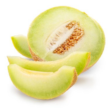 Galia kavunu kesiti ve kavun dilimleri beyaz arka planda izole edilmiş. Dosya kırpma yolu içeriyor.