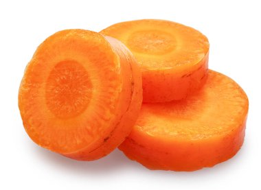 Beyaz arka planda izole edilmiş kırmızı havuç dilimleri. Dosya kırpma yolları içeriyor.