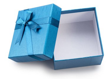 Açık mavi hediye kutusu ve yanında saten fiyonk bulunan kapağı beyaz arka planda izole edilmiş. Dosya kırpma yolu içeriyor.