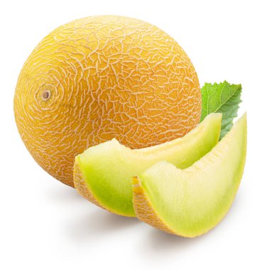 Galia kavunu ve kavun dilimleri ve beyaz arka planda izole edilmiş yeşil yaprak. Dosya kırpma yolu içeriyor.