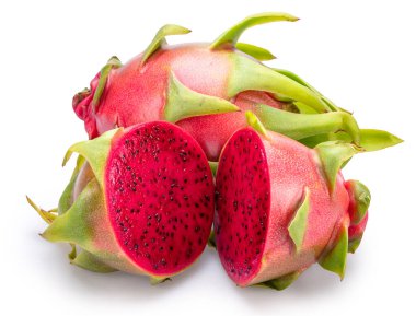 Ejderha meyvesi ve ejderha meyvesi beyaz arka planda yarı yarıya izole edilmiş. Dosya kırpma yolları içeriyor.