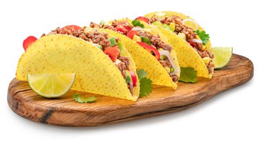 Meksika usulü taco ya da tahta servis tahtasına doldurulmuş sığır etli tortilla. Dosya kırpma yolu içeriyor.