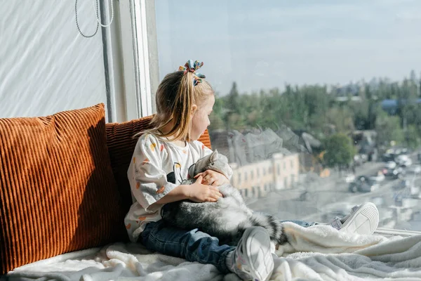 Маленька Дівчинка Розслабляється Ліжку Своїм Кошеням Дитина Цілує Кота — стокове фото