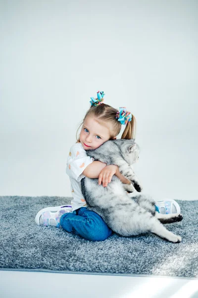Kislány Pihen Ágyon Vele Cica Gyermek Megcsókolta Macskát — Stock Fotó