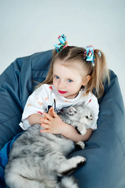 Holčička Odpočívám Posteli Koťkou Dítě Líbá Kočku — Stock fotografie
