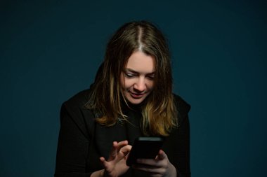 güzel kız portresi ile akıllı telefonu alın ve yüz ördek olun