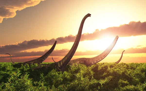 日没時の風景の中に恐竜のメマンチサウルス — ストック写真