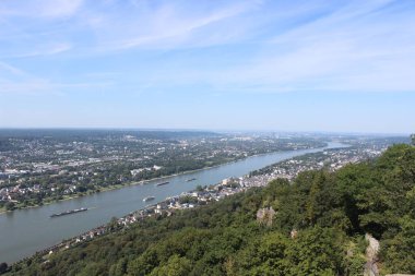 Almanya 'daki Drachenfels (Siebengebirge)' den Ren Vadisi manzarası
