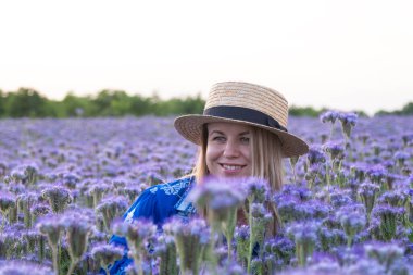 Beyaz ırktan orta yaşlı bir kadın çiçek tarlasında 