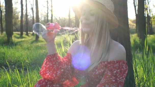 Een Vrouw Een Rode Jurk Speelt Met Zeepbellen Zonsondergang Licht — Stockvideo