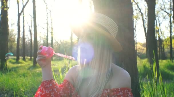 Kvinna Röd Klänning Leker Med Såpbubblor Solnedgången Ljus Grön Park — Stockvideo