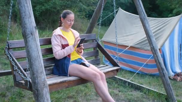 Alegre Mulher Caucasiana Meia Idade Relaxando Com Smartphone Suas Mãos — Vídeo de Stock