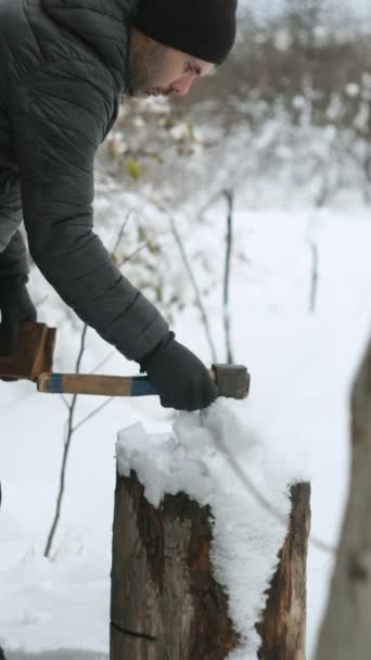 难以辨认的人的手在冬雪的环境中砍柴 — 图库视频影像