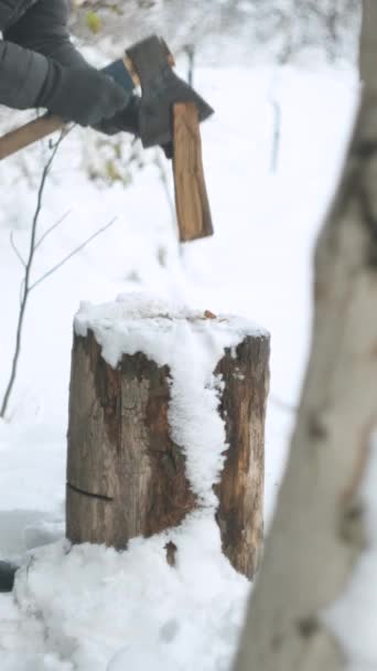 Manos Hombre Irreconocibles Cortando Madera Ambiente Nevado Invierno Clip De Vídeo