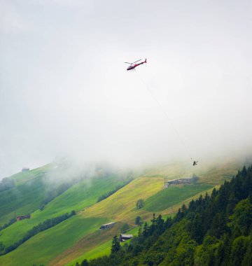 Helikopter dağlarda, seyir defterlerini taşıyor. ulaşım kavramı